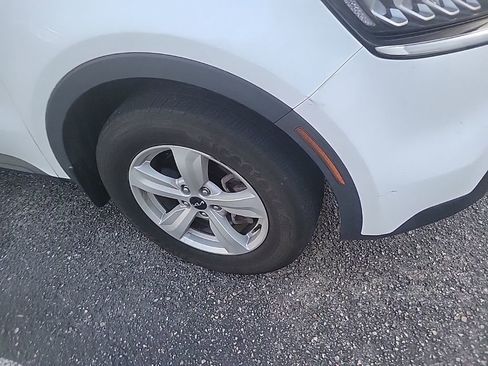 Used 2022 Kia Sorento LX image 5