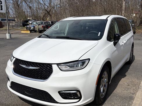 Used 2024 Chrysler Pacifica Limited image 4