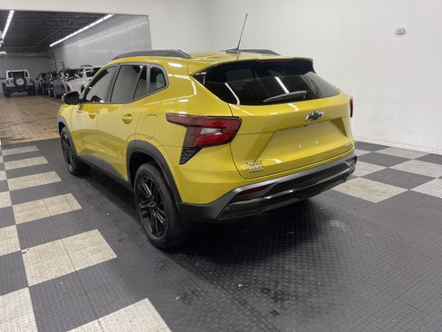 Used 2025 Chevrolet Trax ACTIV w/ Sunroof Package image 2