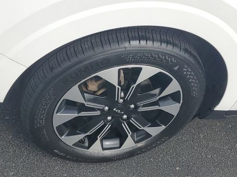 Used 2024 Kia Carnival EX FWD image 5
