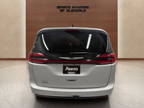 Used 2023 Chrysler Pacifica Touring-L FWD image 5