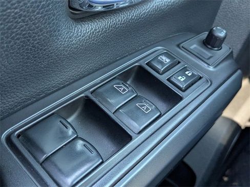 Used 2019 Nissan Titan SV w/ SV Convenience Package image 25