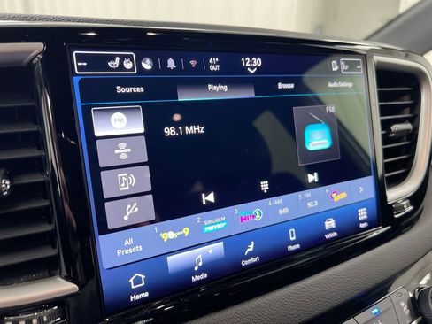 Used 2025 Chrysler Pacifica Select image 14