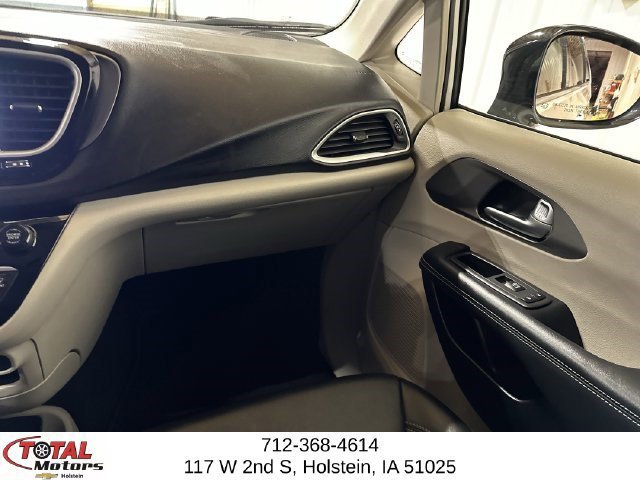 Used 2024 Chrysler Pacifica Touring-L FWD image 19