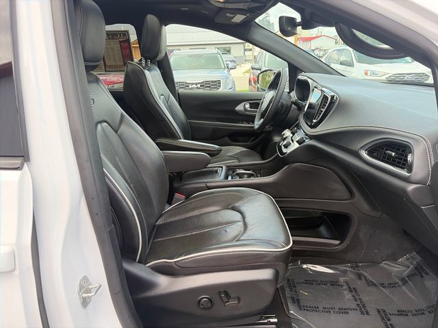 Used 2025 Chrysler Pacifica Limited FWD image 24