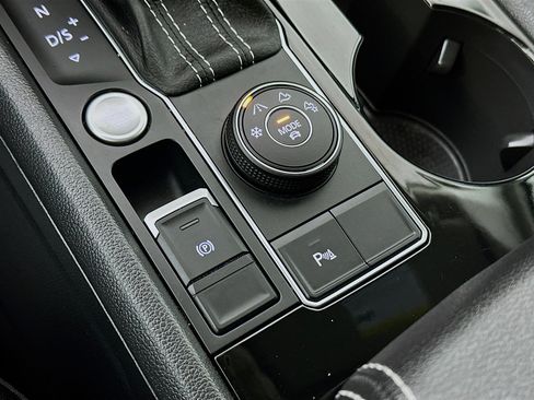 Used 2023 Volkswagen Atlas SE image 19