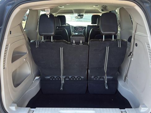 Used 2023 Chrysler Pacifica Touring-L FWD image 4