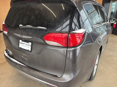 Used 2019 Chrysler Pacifica Touring-L w/ Tire & Wheel Group image 14