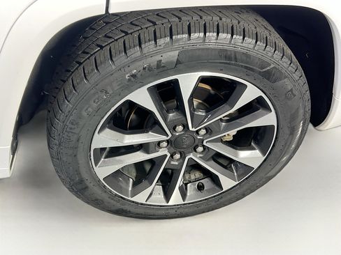 Used 2022 Jeep Grand Cherokee Overland w/ Luxury Tech Group IV image 33