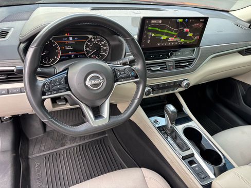Used 2024 Nissan Altima 2.5 SV w/ SV Premium Package FWD image 14