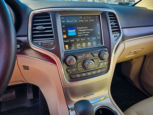 Used 2017 Jeep Grand Cherokee Limited image 22