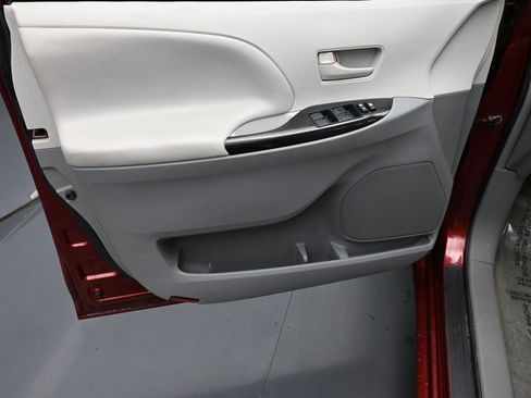 Used 2012 Toyota Sienna LE w/ Towing Pkg image 9