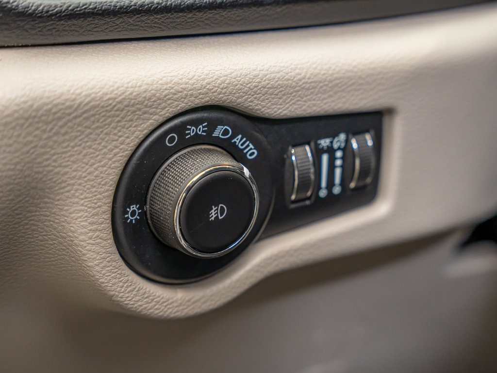 Used 2022 Chrysler Pacifica Touring-L FWD image 38