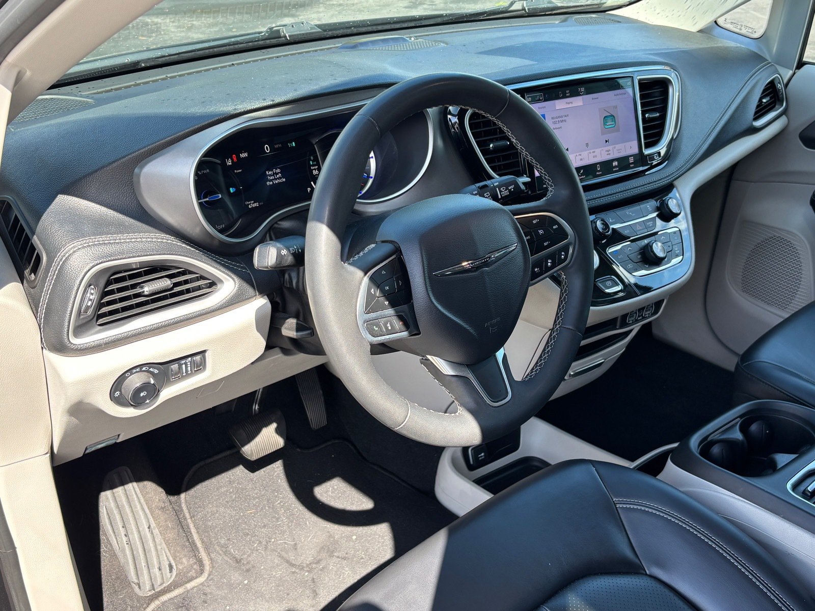 Used 2023 Chrysler Pacifica Touring-L FWD image 20