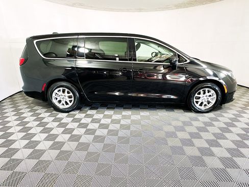 Used 2023 Chrysler Voyager LX image 2
