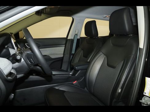 Used 2022 Jeep Compass Latitude w/ Convenience Group AWD/4WD image 2