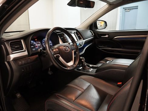 Used 2019 Toyota Highlander SE image 7