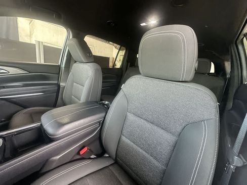 Used 2025 Chevrolet Traverse LT FWD image 14