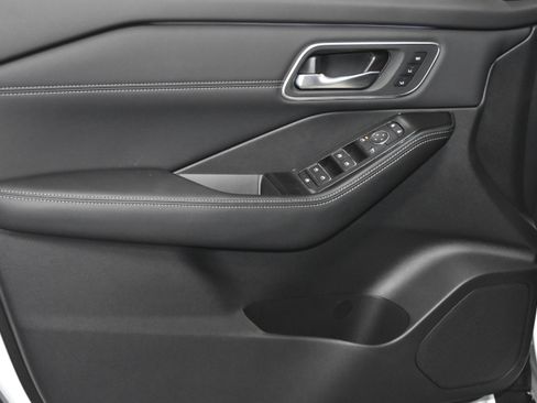 New 2026 Nissan Rogue Platinum w/ Tech Package image 3