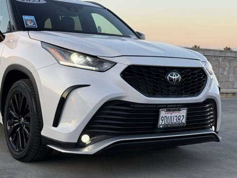 Used 2023 Toyota Highlander XSE image 3