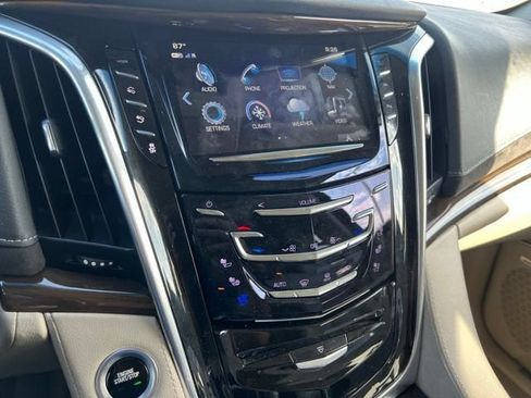 Used 2019 Cadillac Escalade ESV Luxury AWD/4WD image 8