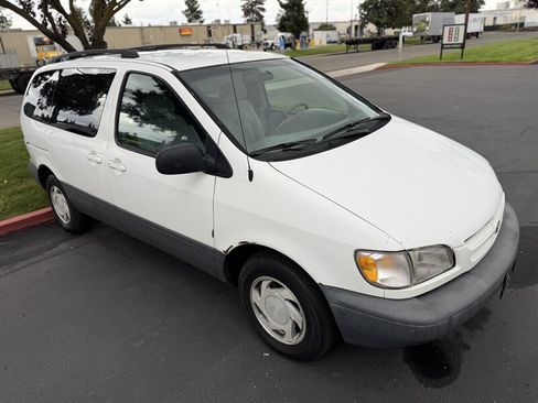 Used 1998 Toyota Sienna LE image 2