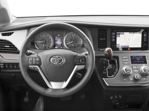 Used 2016 Toyota Sienna XLE FWD image 4