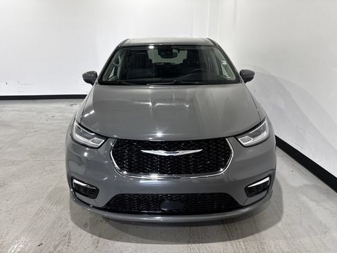 Used 2023 Chrysler Pacifica Touring-L FWD image 11