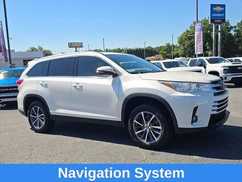 Used 2019 Toyota Highlander XLE FWD image 2