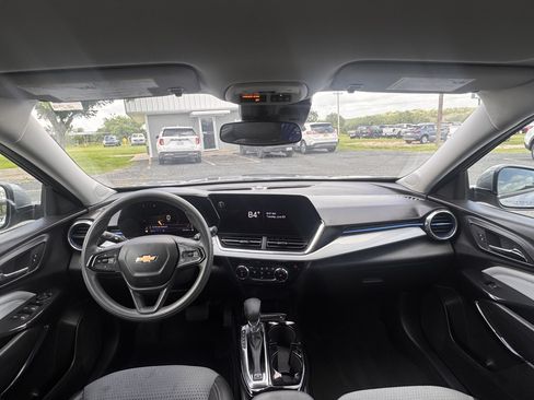 Used 2025 Chevrolet Trax LT FWD image 8