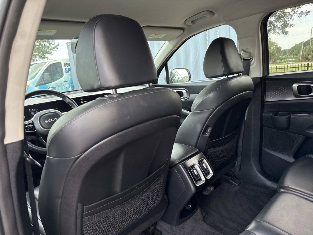 Used 2024 Kia Sorento S FWD image 12