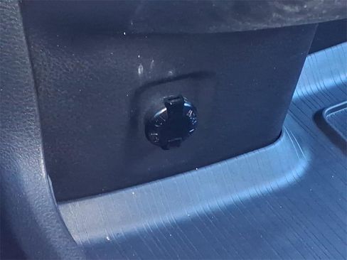 Used 2025 Toyota Sienna LE image 31