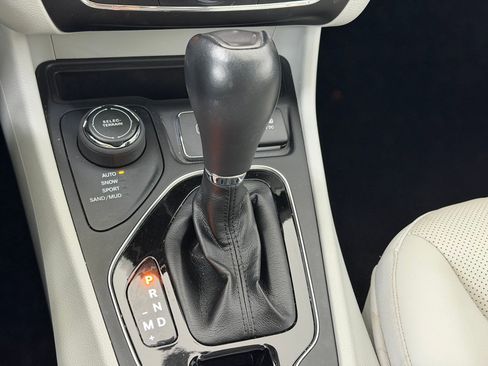 Used 2022 Jeep Cherokee Limited image 18