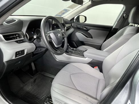 Used 2024 Toyota Highlander LE image 10