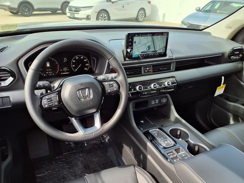 New 2025 Honda Pilot Touring image 9