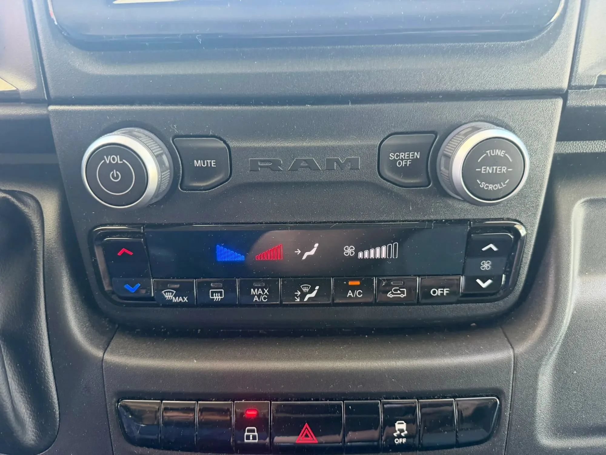 Used 2025 RAM ProMaster 2500 w/ U-Haul Equipment Group FWD image 19