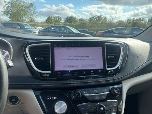 Used 2023 Chrysler Pacifica Touring-L image 22