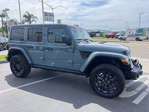 Used 2025 Jeep Wrangler Unlimited Sahara AWD/4WD image 10