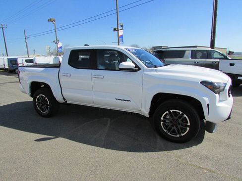 Used 2024 Toyota Tacoma TRD Sport image 5