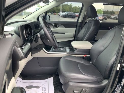 Used 2023 Kia Carnival LX image 15