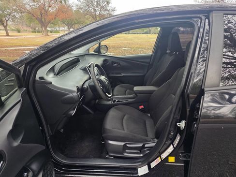 Used 2021 Toyota Prius LE image 12