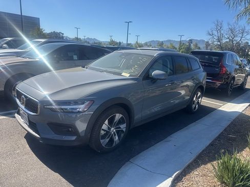 Used 2024 Volvo V60 B5 Cross Country Plus image 2