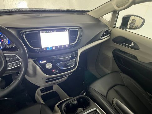 Used 2024 Chrysler Pacifica Touring-L FWD image 32