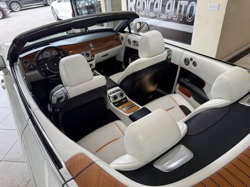 Used 2016 Rolls-Royce Dawn RWD image 19