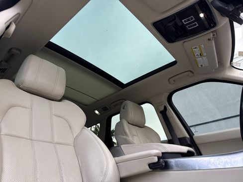 Used 2017 Land Rover Range Rover Sport HSE image 16