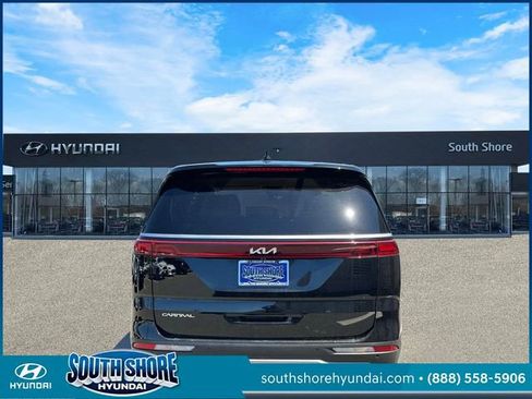 Used 2024 Kia Carnival EX FWD image 7