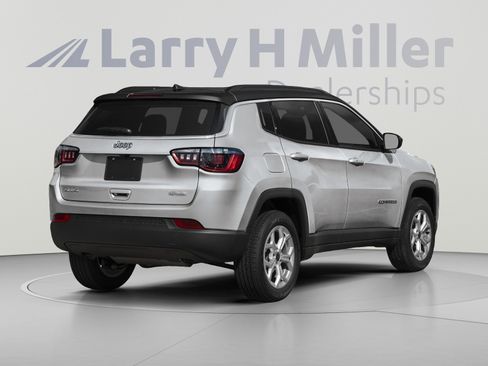 Used 2025 Jeep Compass Limited AWD/4WD image 3