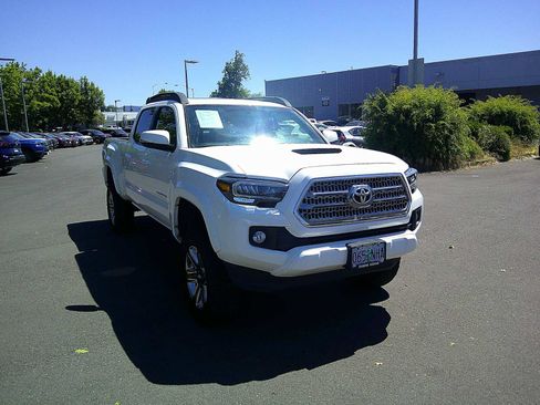 Used 2016 Toyota Tacoma TRD Sport AWD/4WD image 7