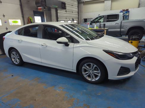 Used 2019 Chevrolet Cruze LT w/ Convenience Package image 3