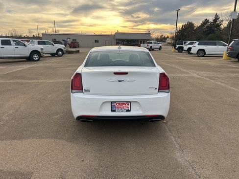 Used 2019 Chrysler 300 S image 3